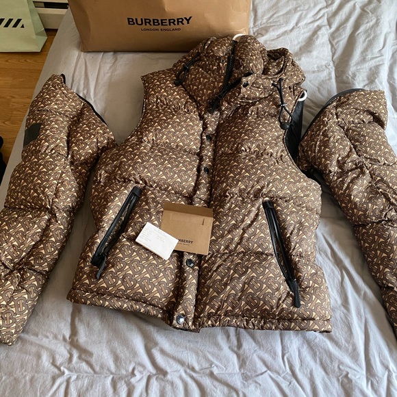 BURBERRY PUFFER JACKET (with detachable sleeves) - Picture 3 of 6